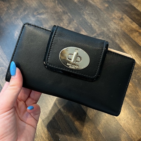 Kate Spade ♠️ wallet - Picture 1 of 9